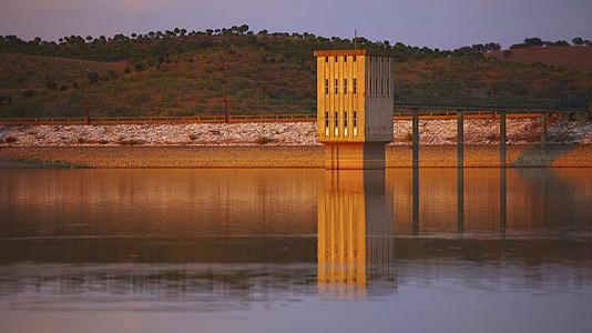 在Teena的mecefecet日落时水坝在Portugal视频的预览图