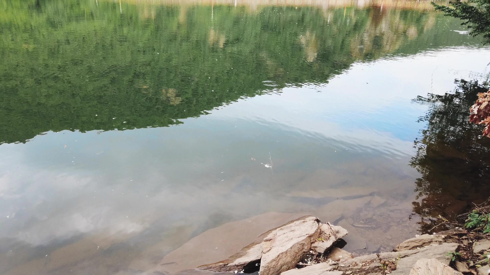 湖泊山中的人工大坝视频的预览图