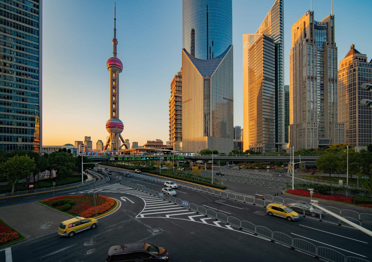 8k上海陆家嘴地标夕阳大城市交通夜景延时视频的预览图