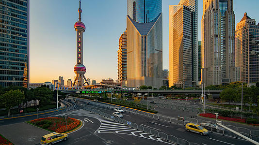 8k上海陆家嘴地标夕阳大城市交通夜景延时视频的预览图