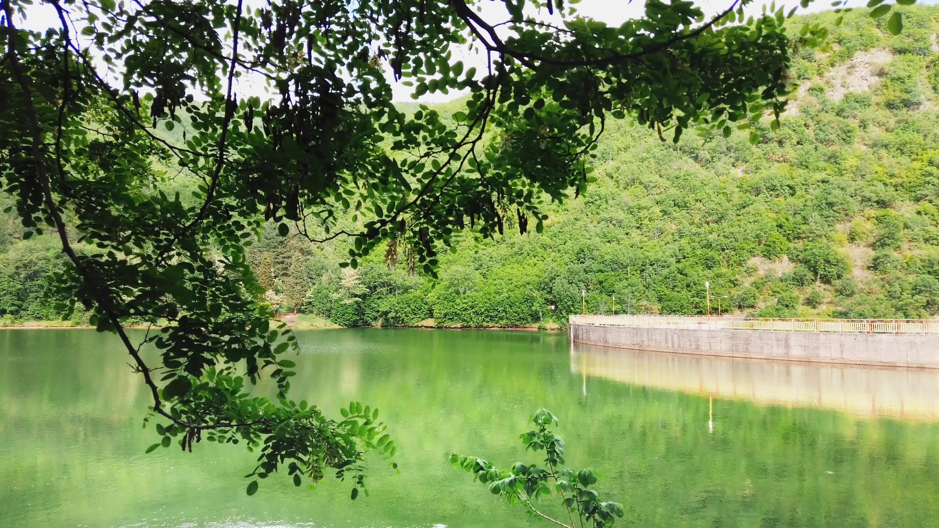 山泉湖坝水反射视频的预览图