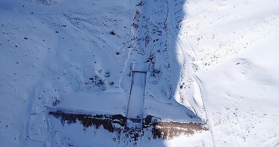 山上的雪覆盖了大坝视频的预览图