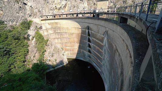 混凝土大坝位于马塞多尼亚斯科佩耶的湖上视频的预览图