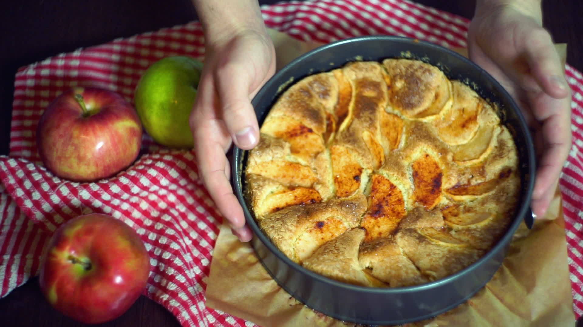 把烤好的苹果派放在桌子上视频的预览图