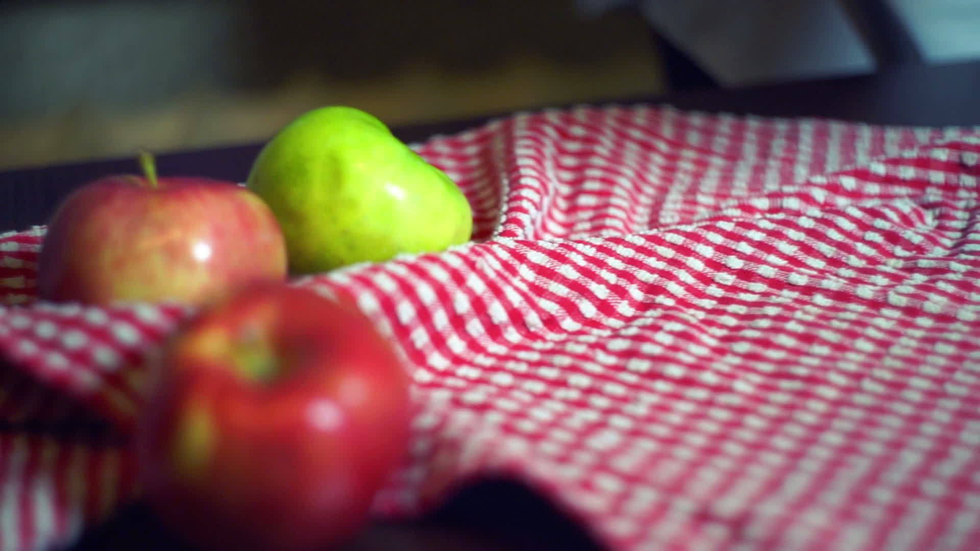 把烤苹果馅饼放在桌子上视频的预览图