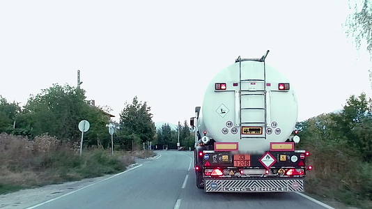 农村道路上的油罐车视频的预览图