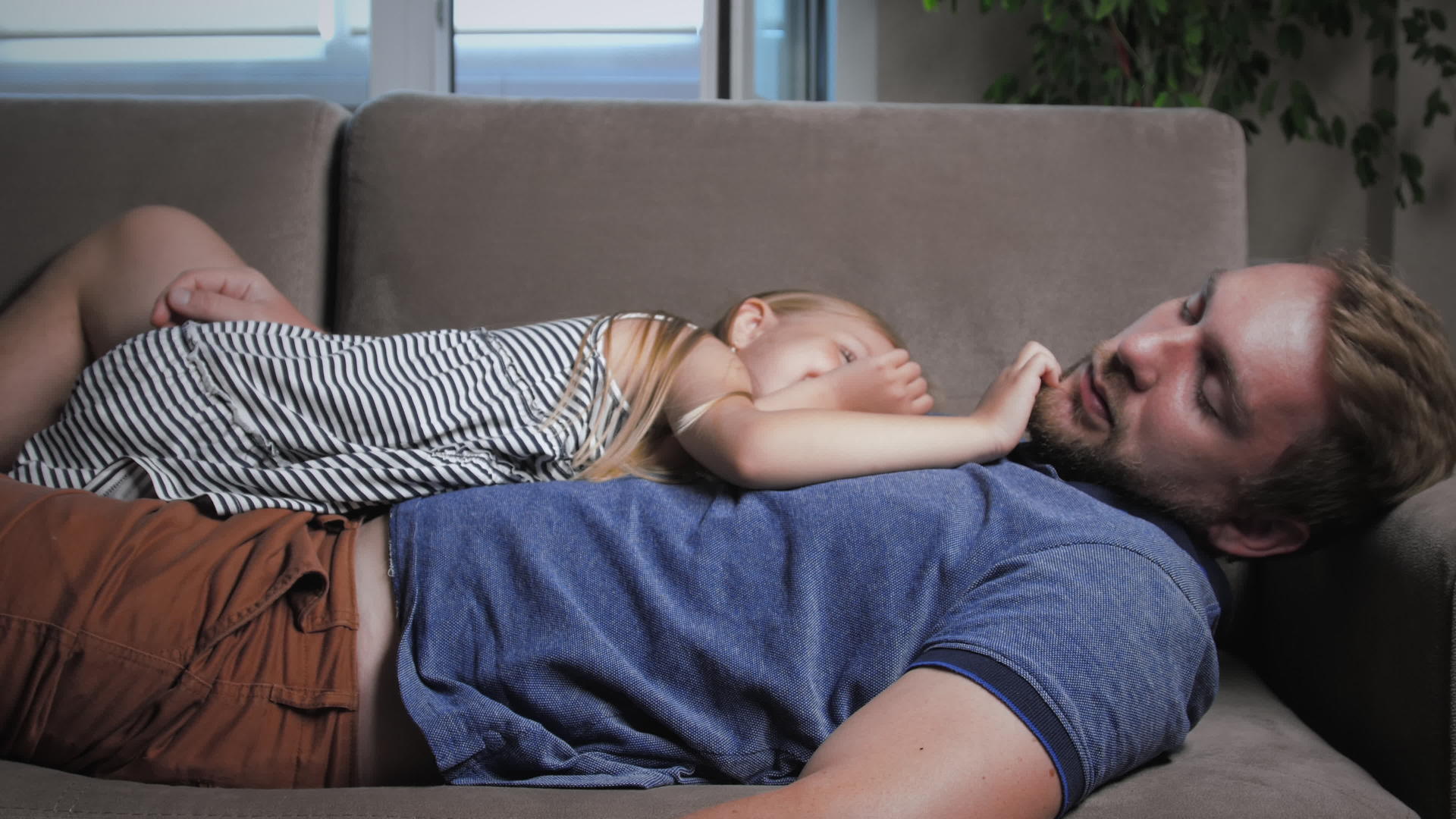 婴儿与父亲睡觉垂直版视频的预览图