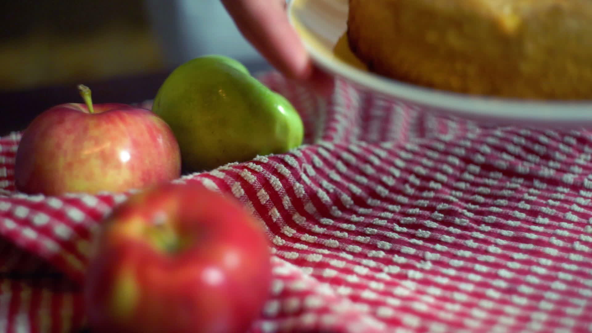 美国传统苹果派在厨房桌子上视频的预览图