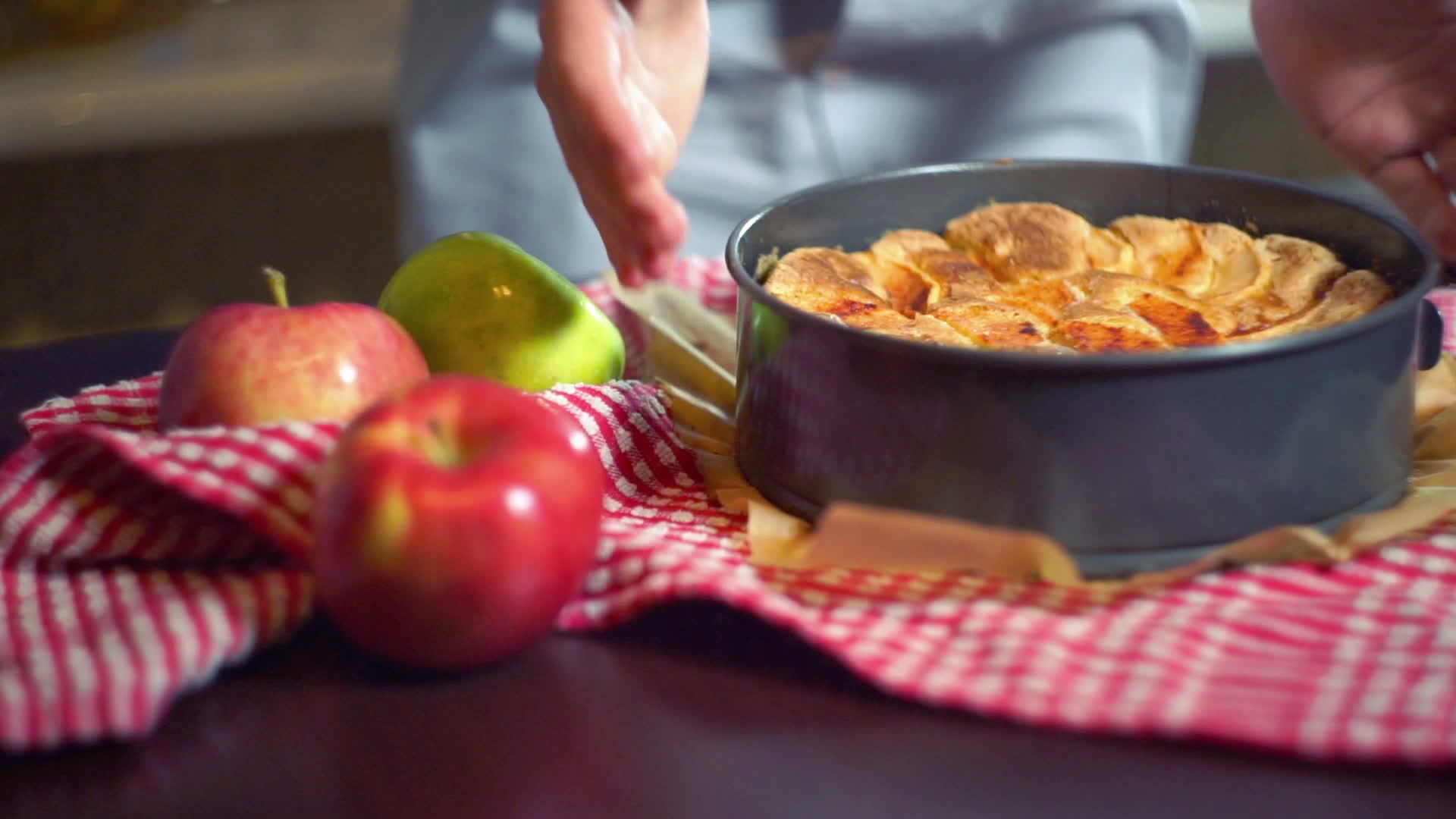 把烤苹果蛋糕放在厨房桌上视频的预览图