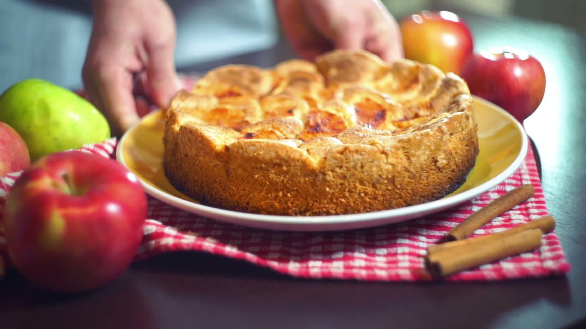 一个漂亮的盘子里有新鲜的烤苹果派视频的预览图