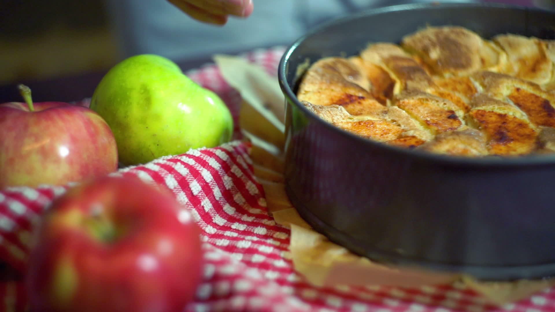 新鲜苹果和新鲜烤苹果蛋糕烤蛋糕视频的预览图