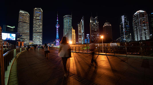 8k上海陆家嘴天桥大城市匆忙行人夜景延时视频的预览图