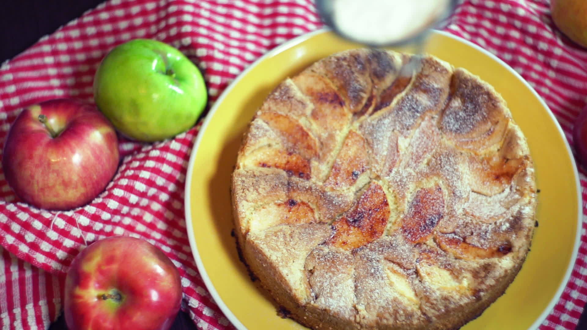 新鲜烤苹果派上的糖粉准备吃苹果派视频的预览图