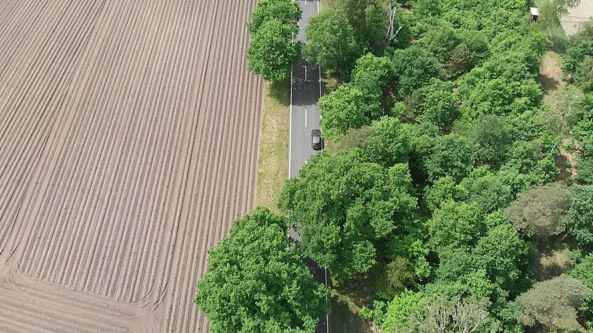 乡间道路从垂直到地平线的鸟瞰图视频的预览图