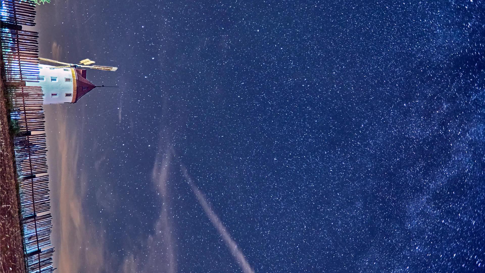 夜晚天空和星星之间的时间折叠时间视频的预览图