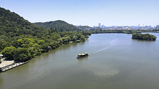 4K大气航拍杭州湘湖名胜风景区荷花庄游船晴朗天气视频的预览图