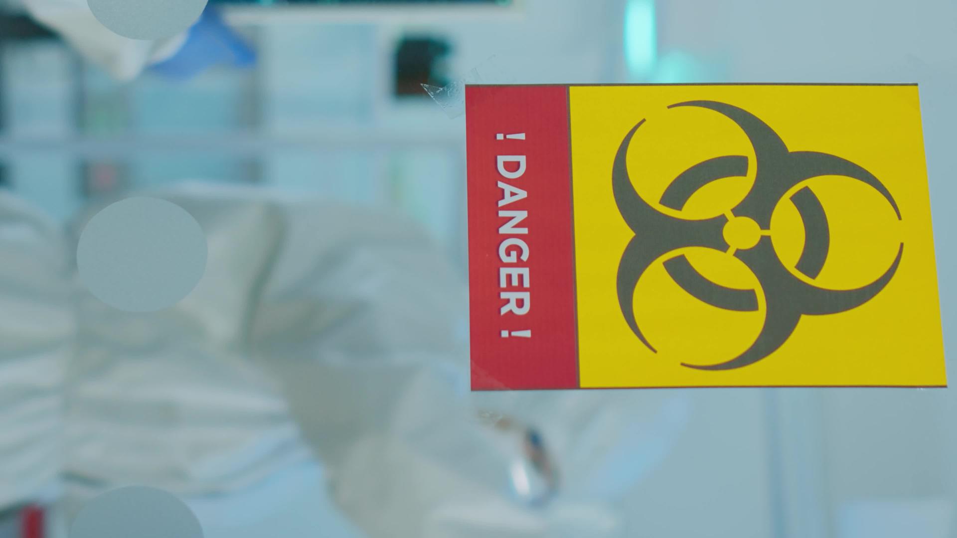 一组穿着防护服的化学医生在危险地区工作垂直视频很受欢迎视频的预览图