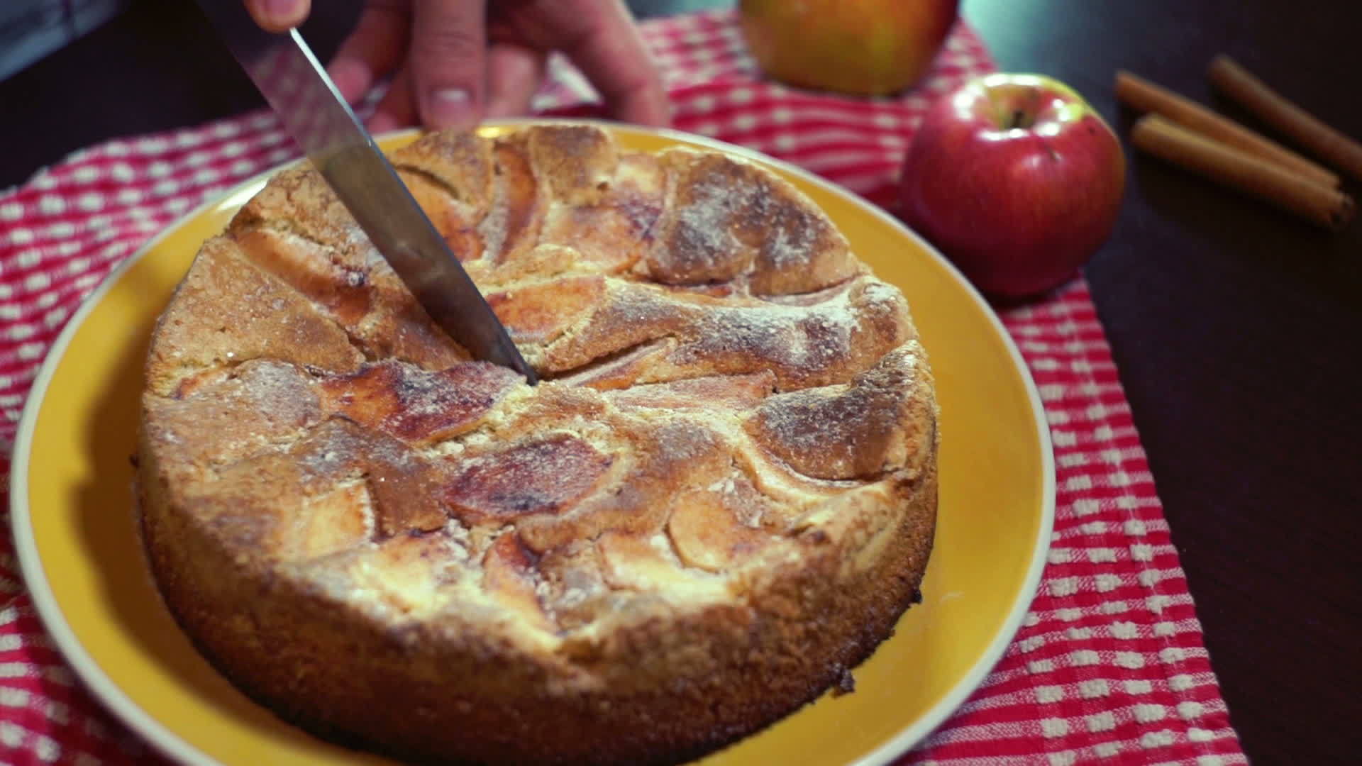 用厨房刀切鲜烤苹果馅饼视频的预览图