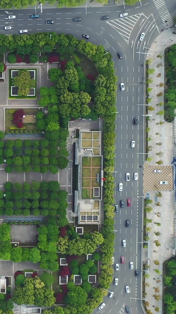航空摄影城市错综复杂的道路交通流量材料视频的预览图