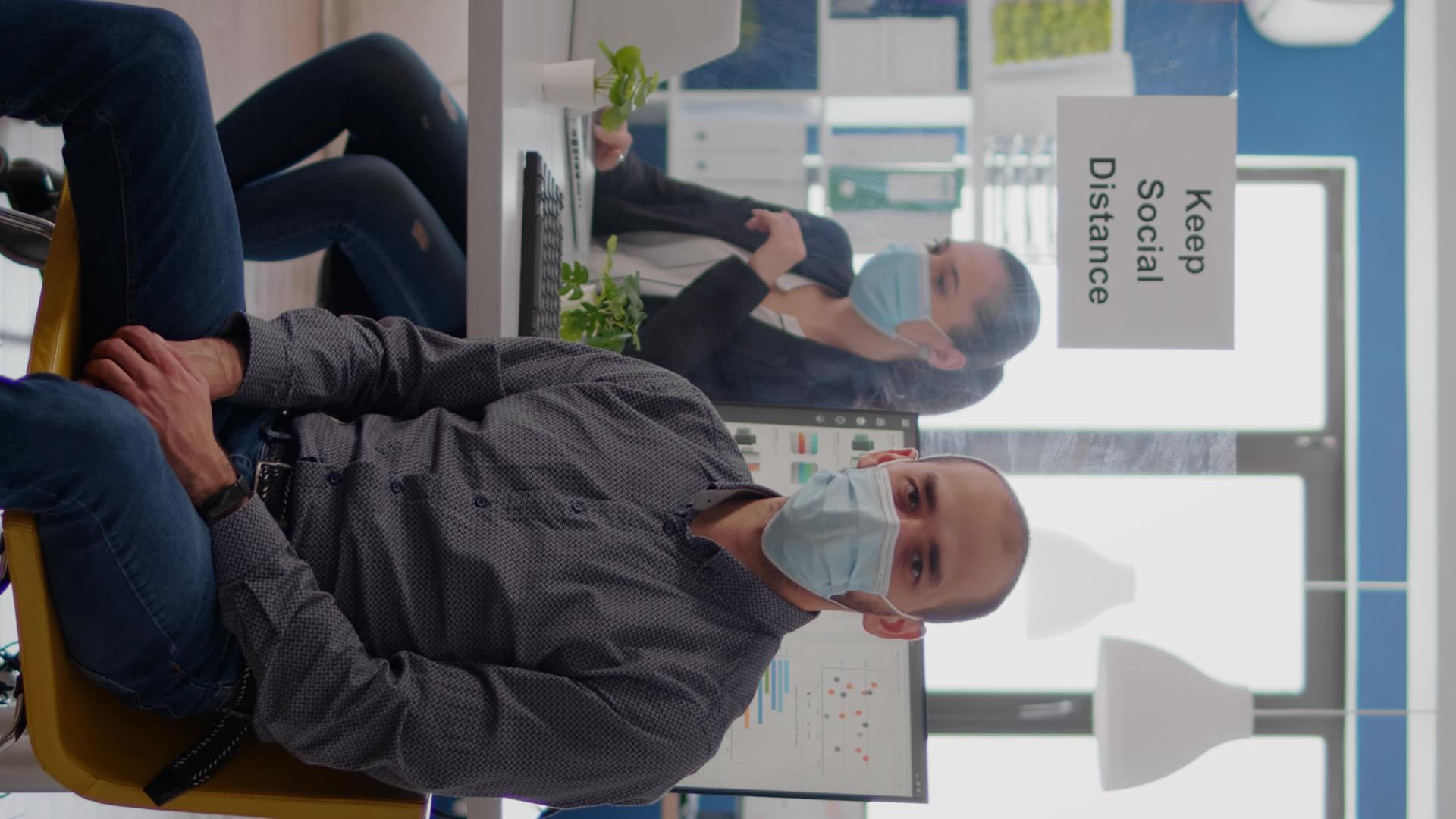 垂直视频肖像照片穿着防流行防护口罩的企业家视频的预览图