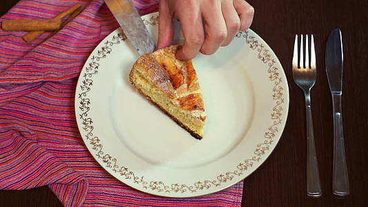 厨师把蛋糕切片放在盘子上苹果派放在盘子上视频的预览图