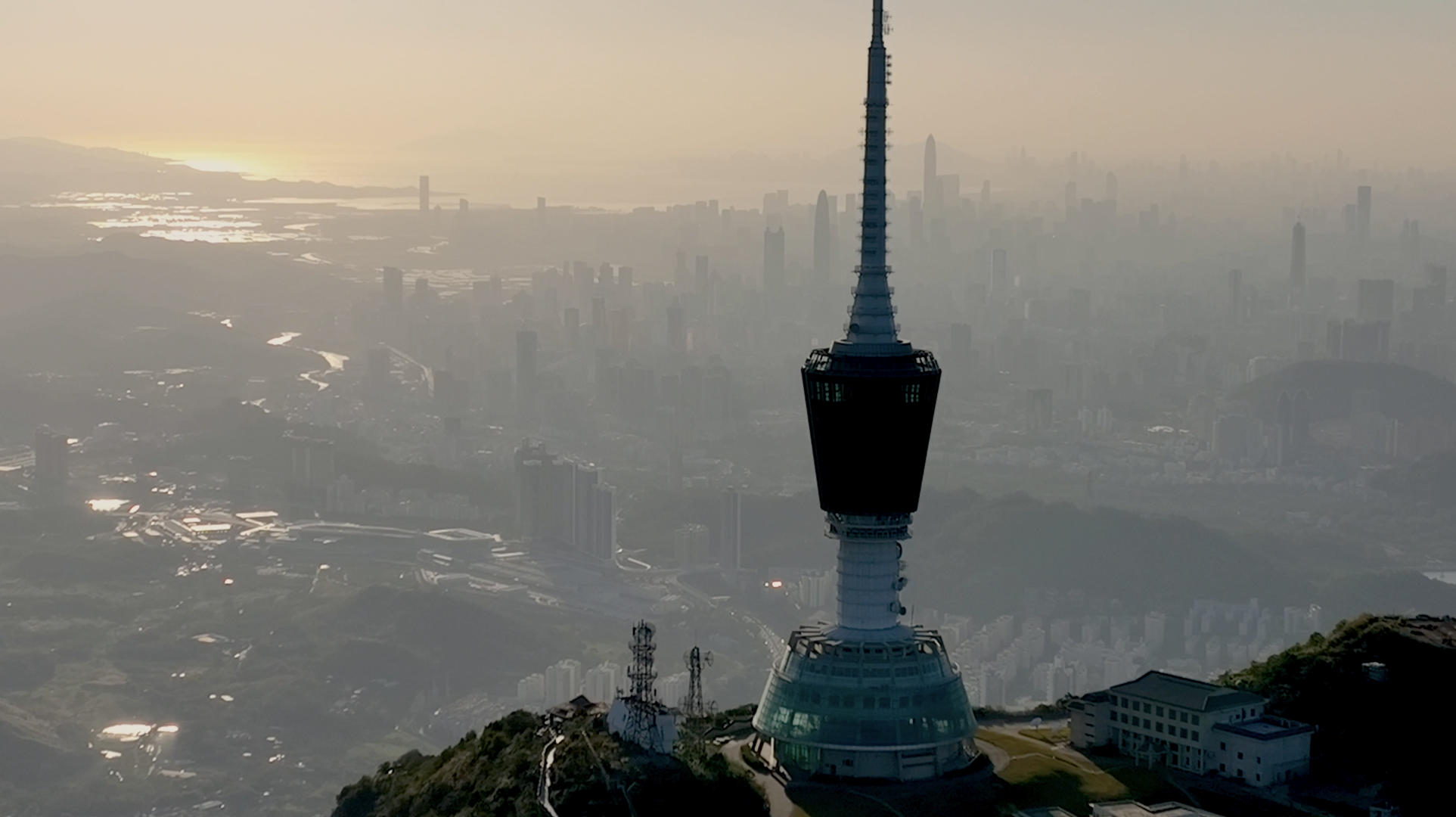 4K实拍日落前的深圳梧桐山城市建筑视频的预览图