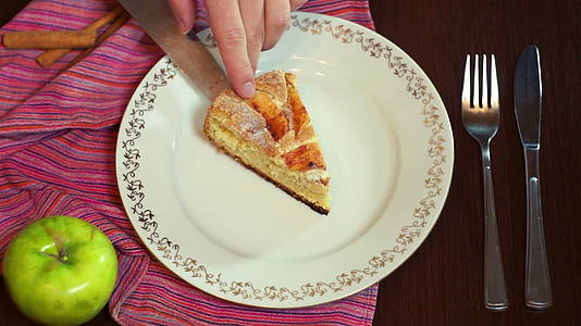 把自己做的苹果蛋糕切片放在盘子上视频的预览图