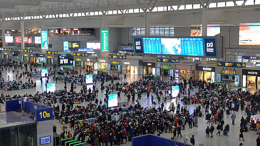 上海虹桥火车站乘客检票进站延时4K视频的预览图