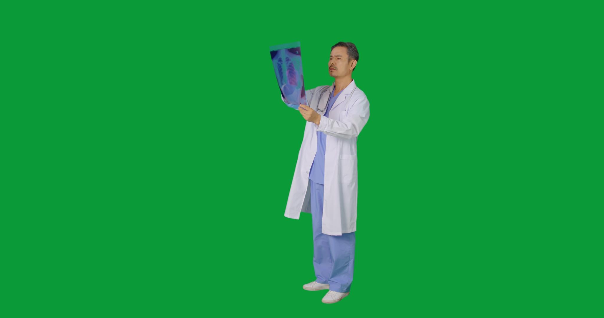 绿幕白大褂中年男医生看医疗影像视频的预览图