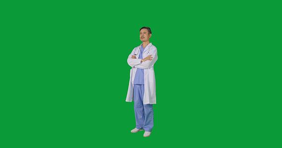绿幕白大褂中年男医生抱胸形象视频的预览图