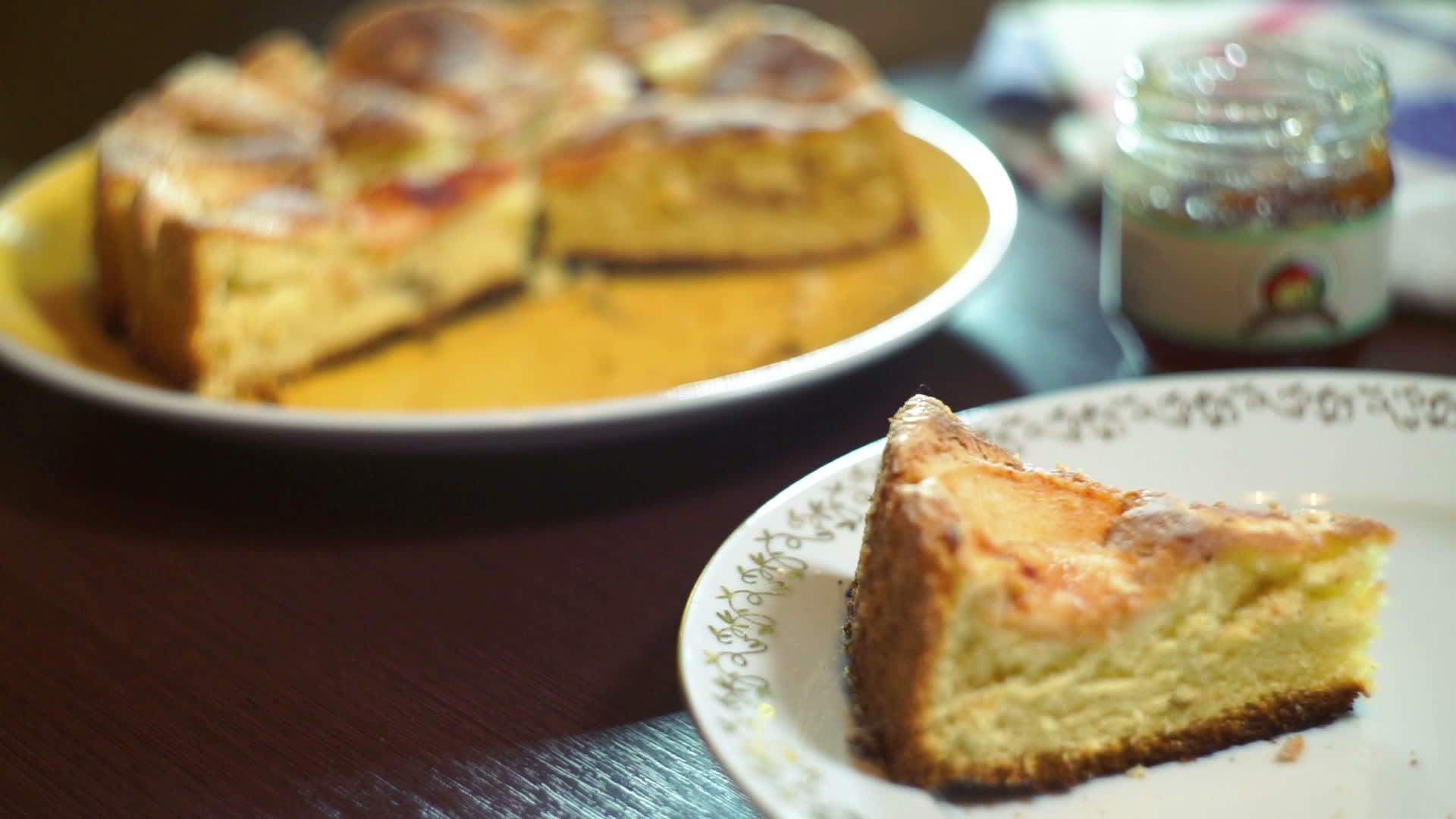 秋季甜点苹果蛋糕在咖啡馆菜盘上切视频的预览图