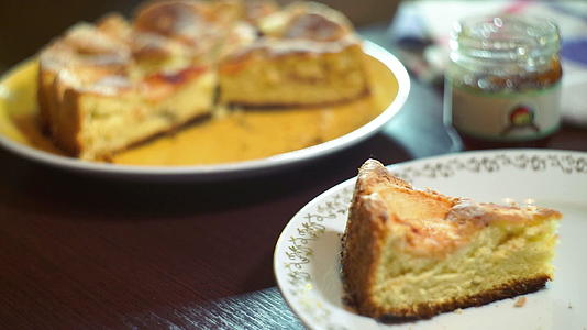 秋季甜点苹果蛋糕在咖啡馆菜盘上切视频的预览图
