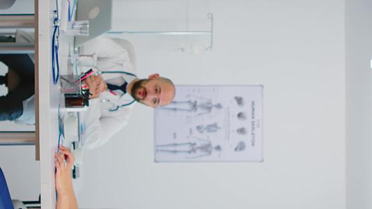 垂直视频老年外科医生站在镜头前微笑的面部肖像垂直版视频的预览图