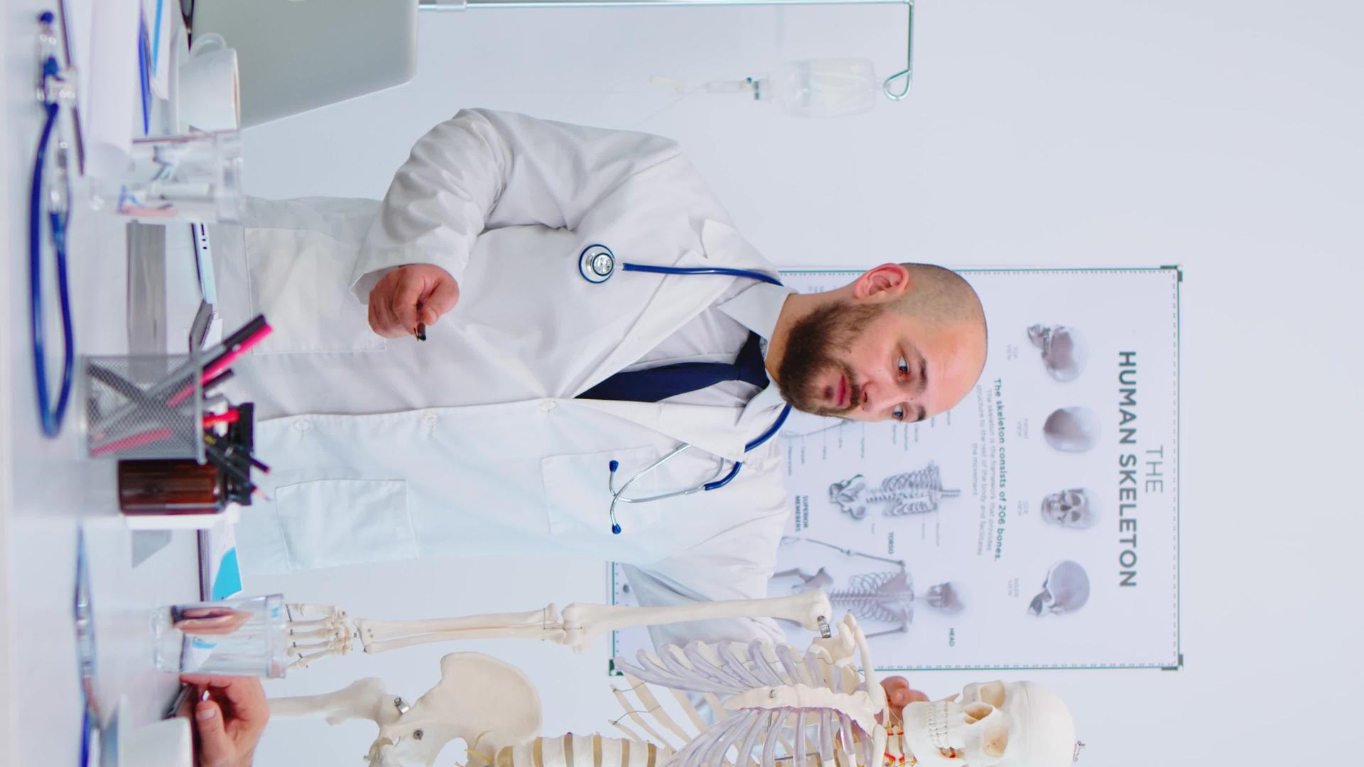 垂直视频医生指向人类骨骼的宫颈和脊柱垂直版视频的预览图