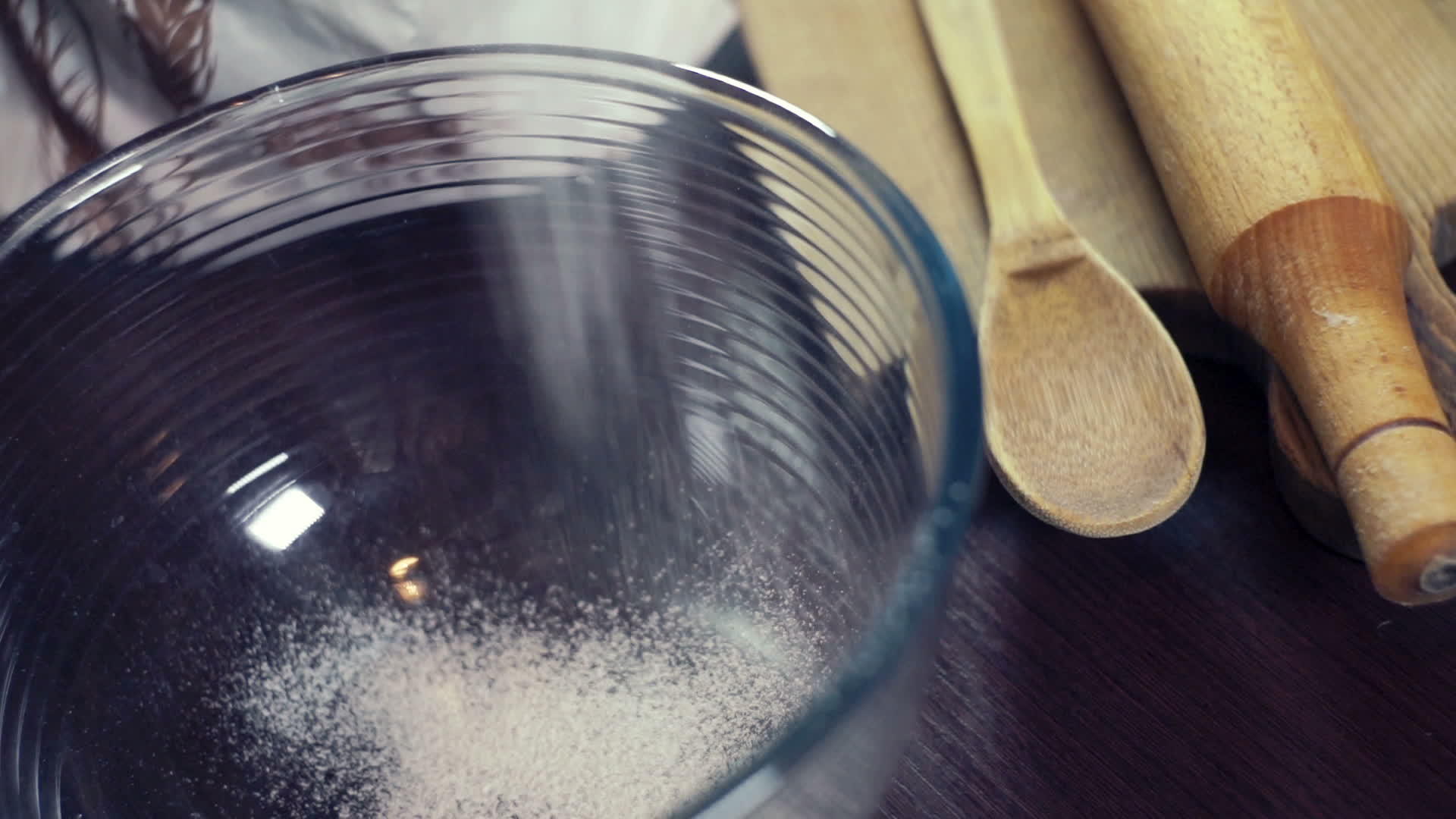 将冰糖粉放入深玻璃碗中视频的预览图