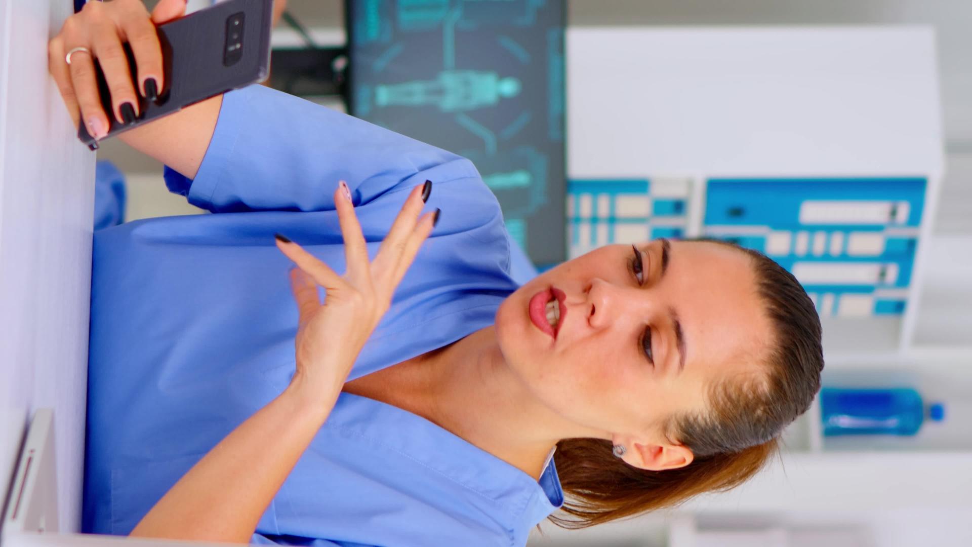 垂直视频医疗护士使用智能手机患者的健康护士垂直版视频的预览图