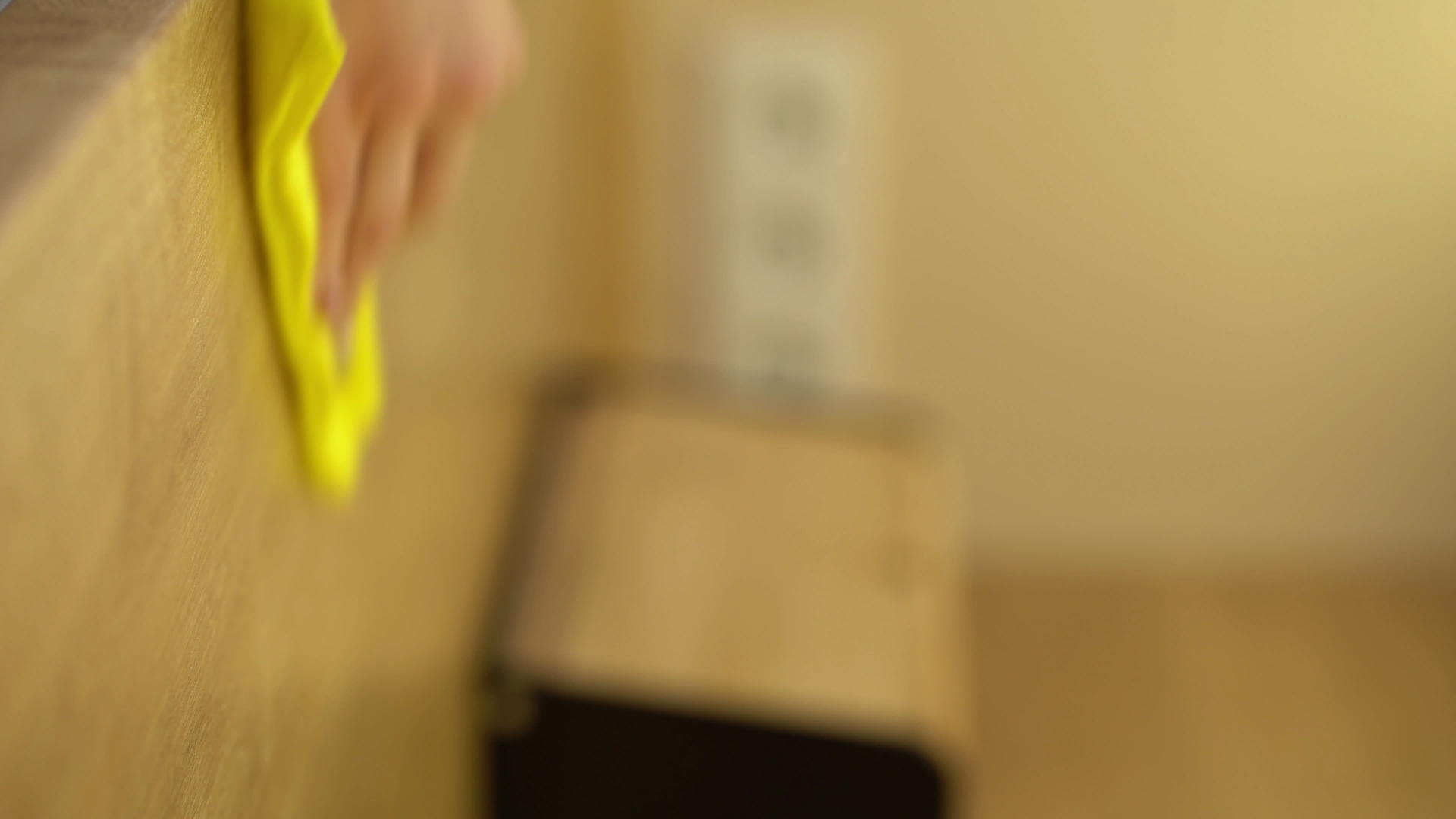 女性用黄色消毒擦拭桌子视频的预览图