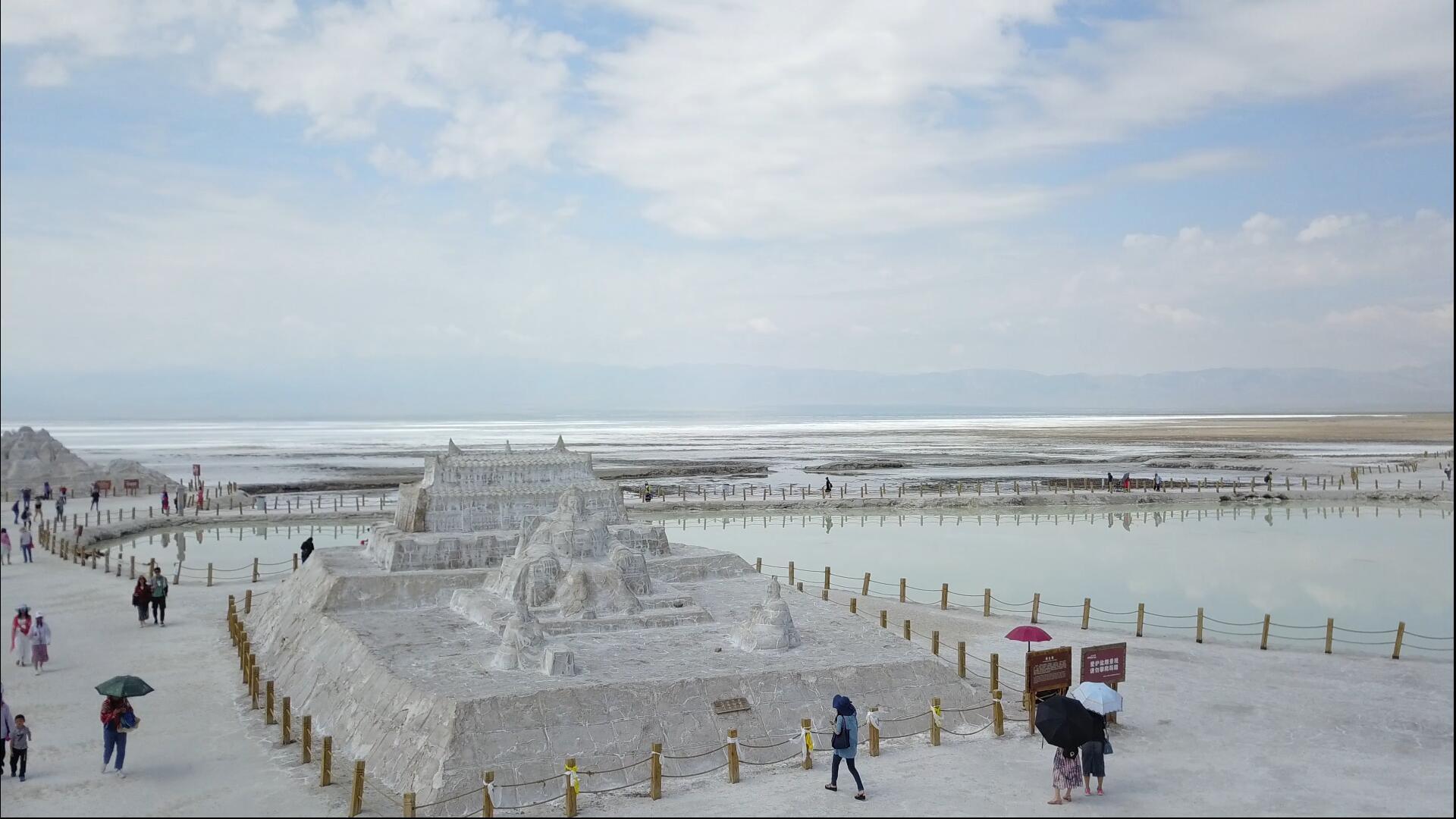 青海茶卡盐湖景区航拍4K视频视频的预览图