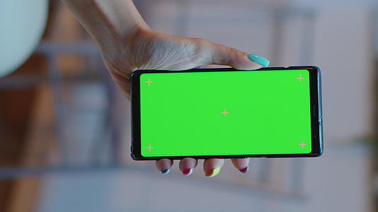 带有绿屏智能手机的垂直视频家庭主妇视频的预览图