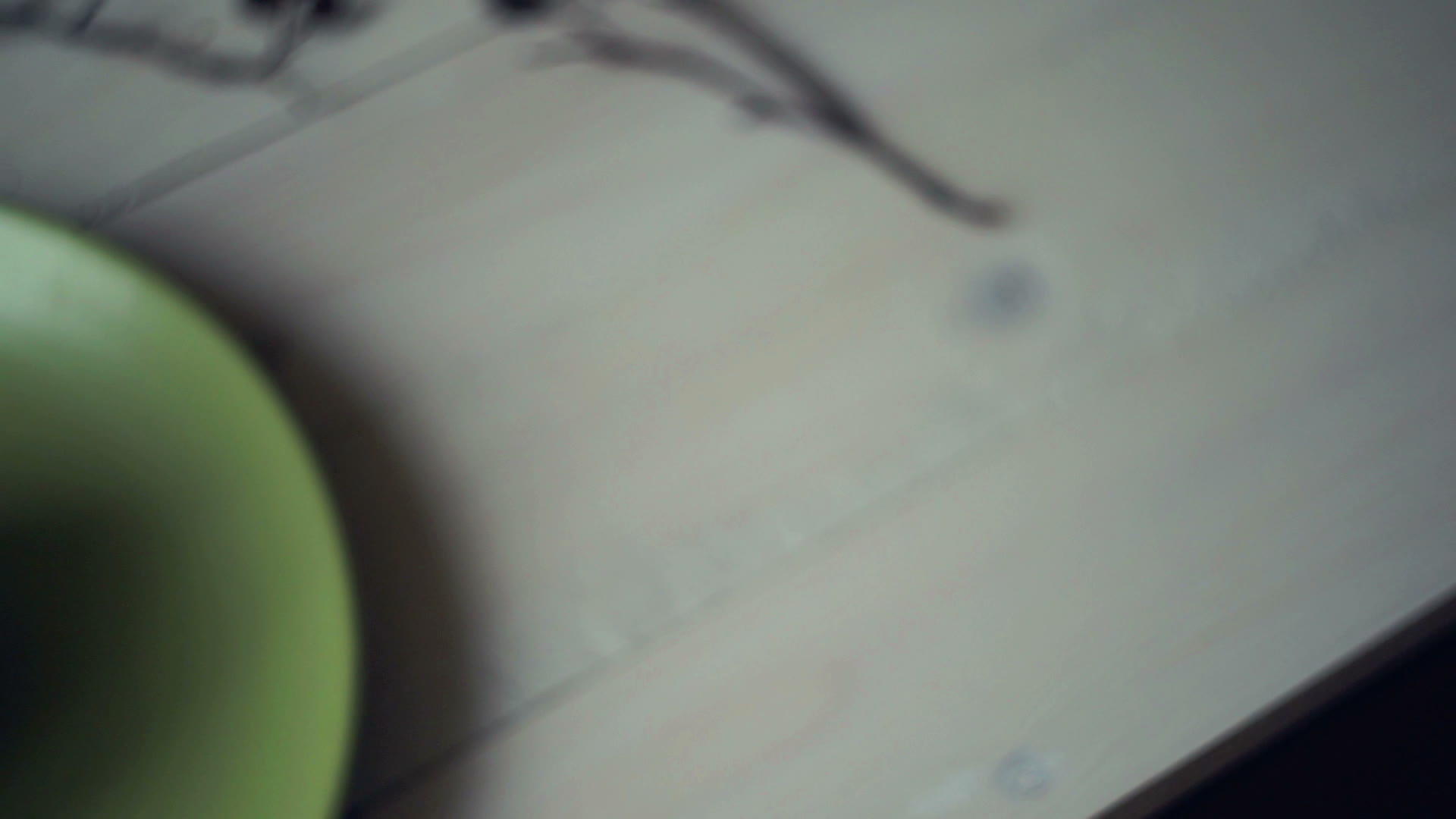 厨房桌子上堆放着煎饼早餐的绿色盘子视频的预览图