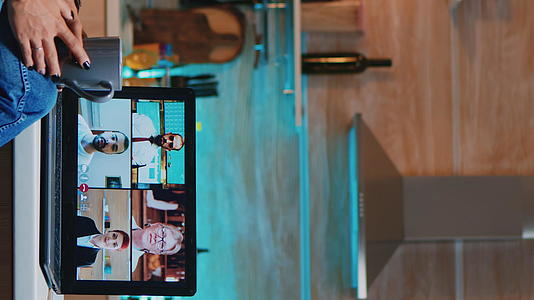垂直视频女性视频垂直版在电视会议上睡觉视频的预览图