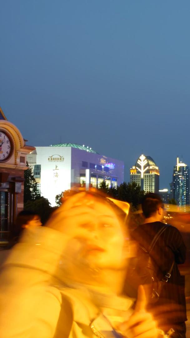 行人在上海东方明珠脚下视频的预览图