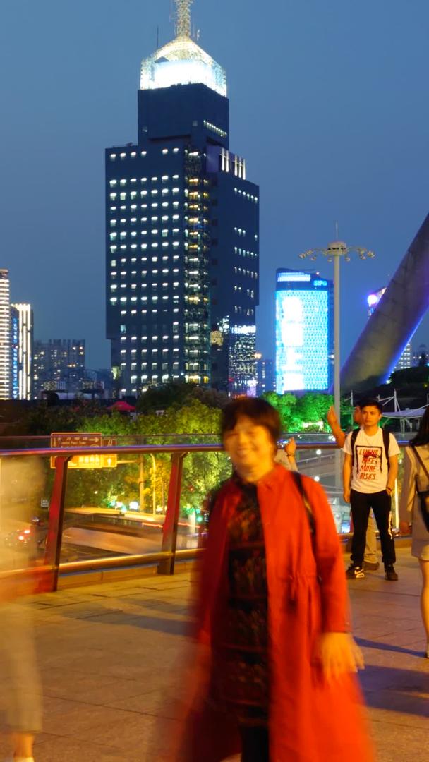 行人在上海东方明珠脚下视频的预览图