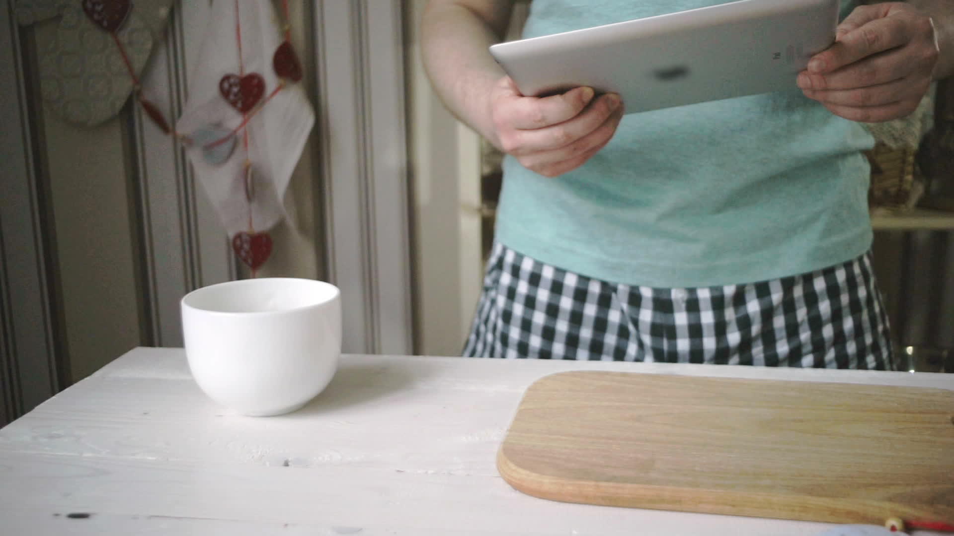 厨房用平板电脑的人用手拿着平板电脑的人视频的预览图