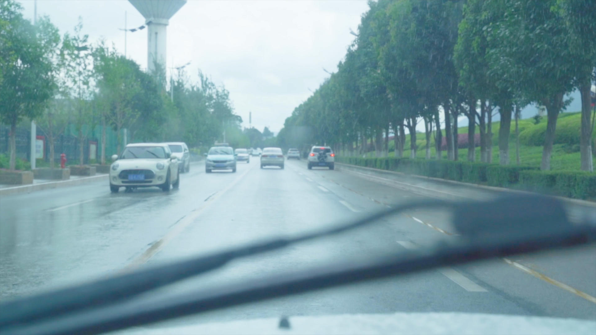 4k下雨天行车升格拍摄视频的预览图