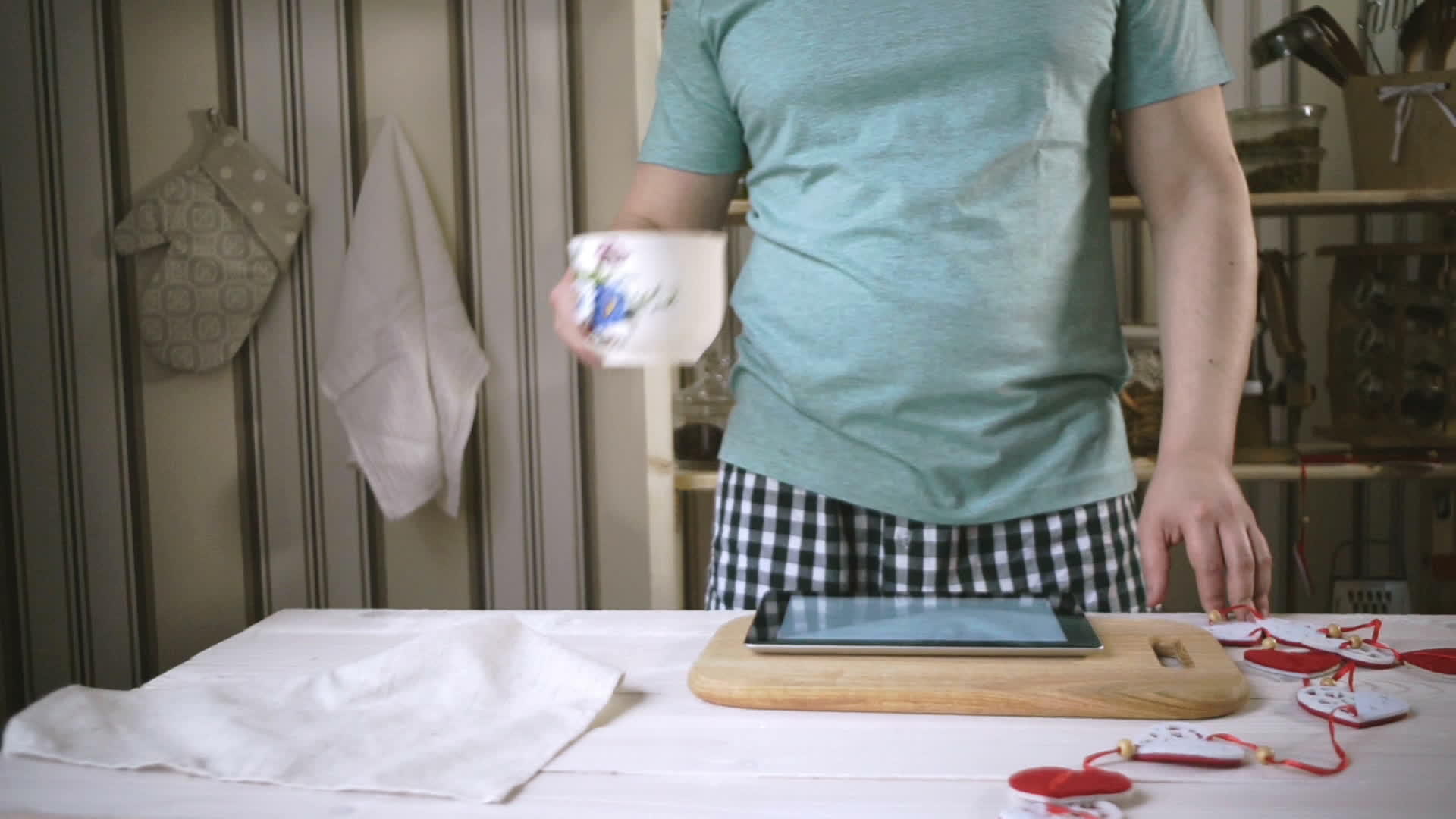 男人在家里厨房用平板电脑男人在家里用平板电脑穿衣服视频的预览图