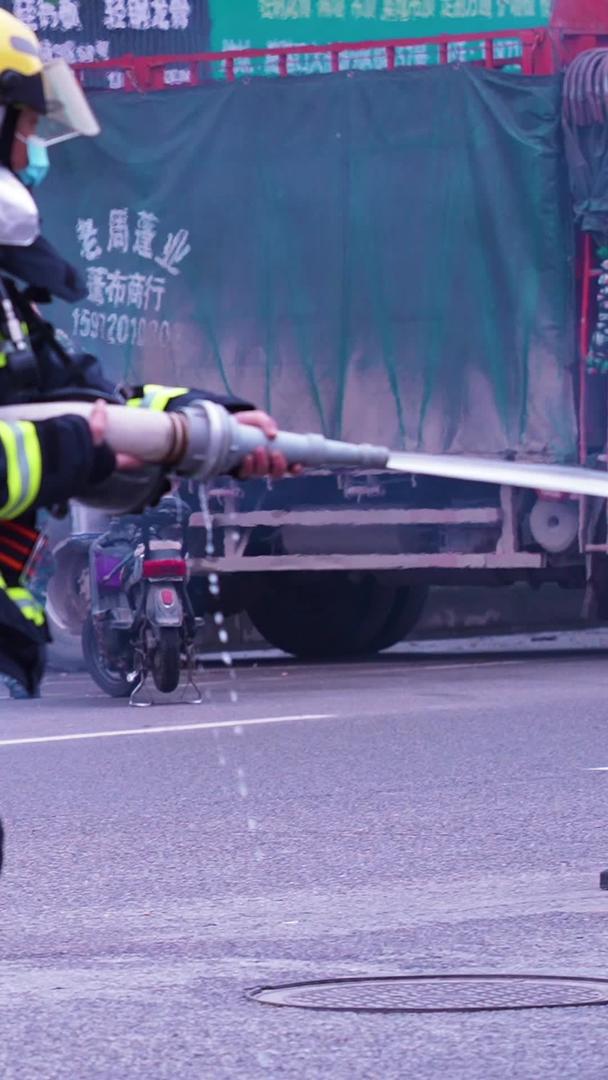 材料升格拍摄慢动作消防员消防水带消防演习视频的预览图