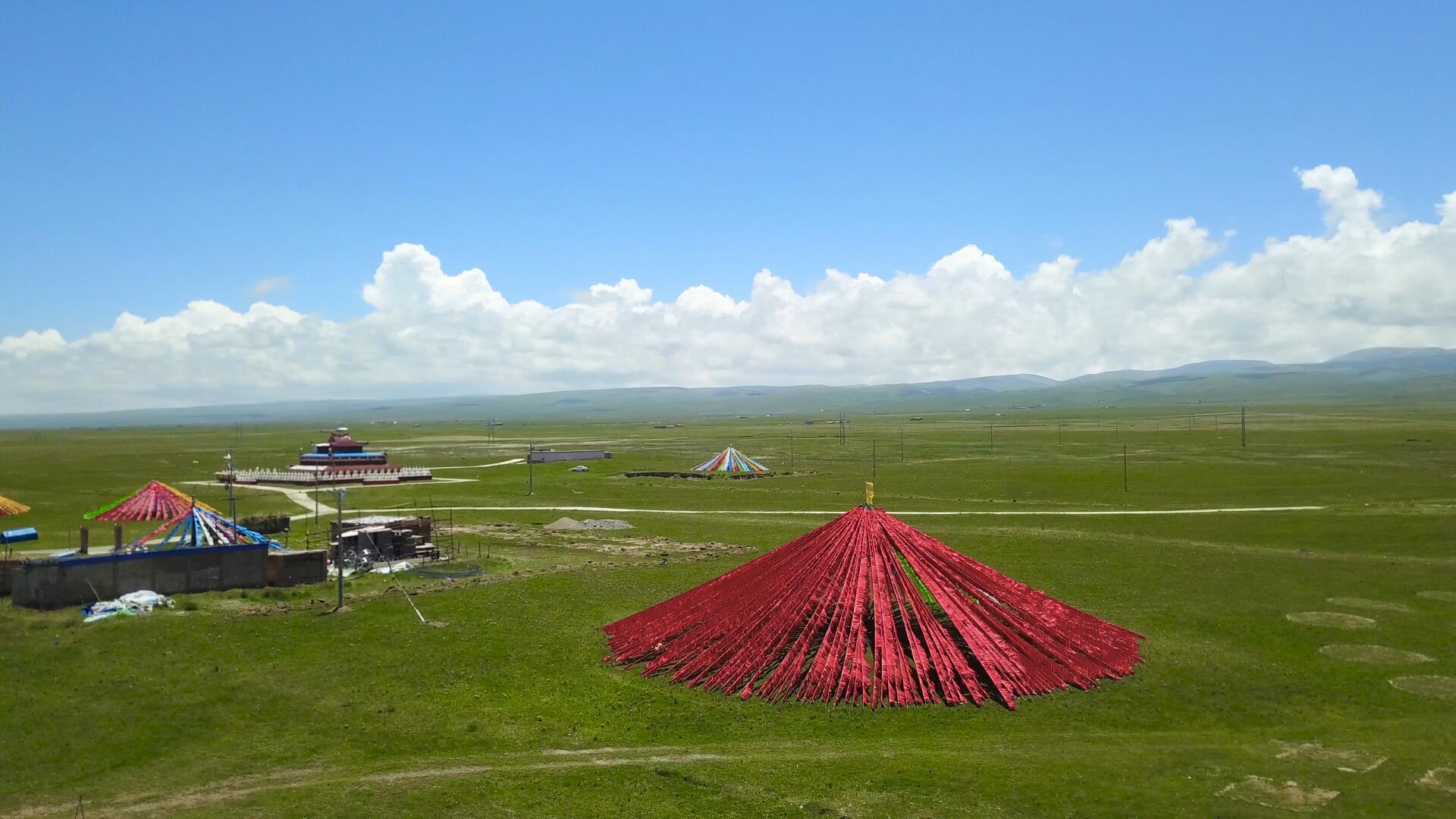 青海刚察县藏族风马旗4K航拍视频的预览图