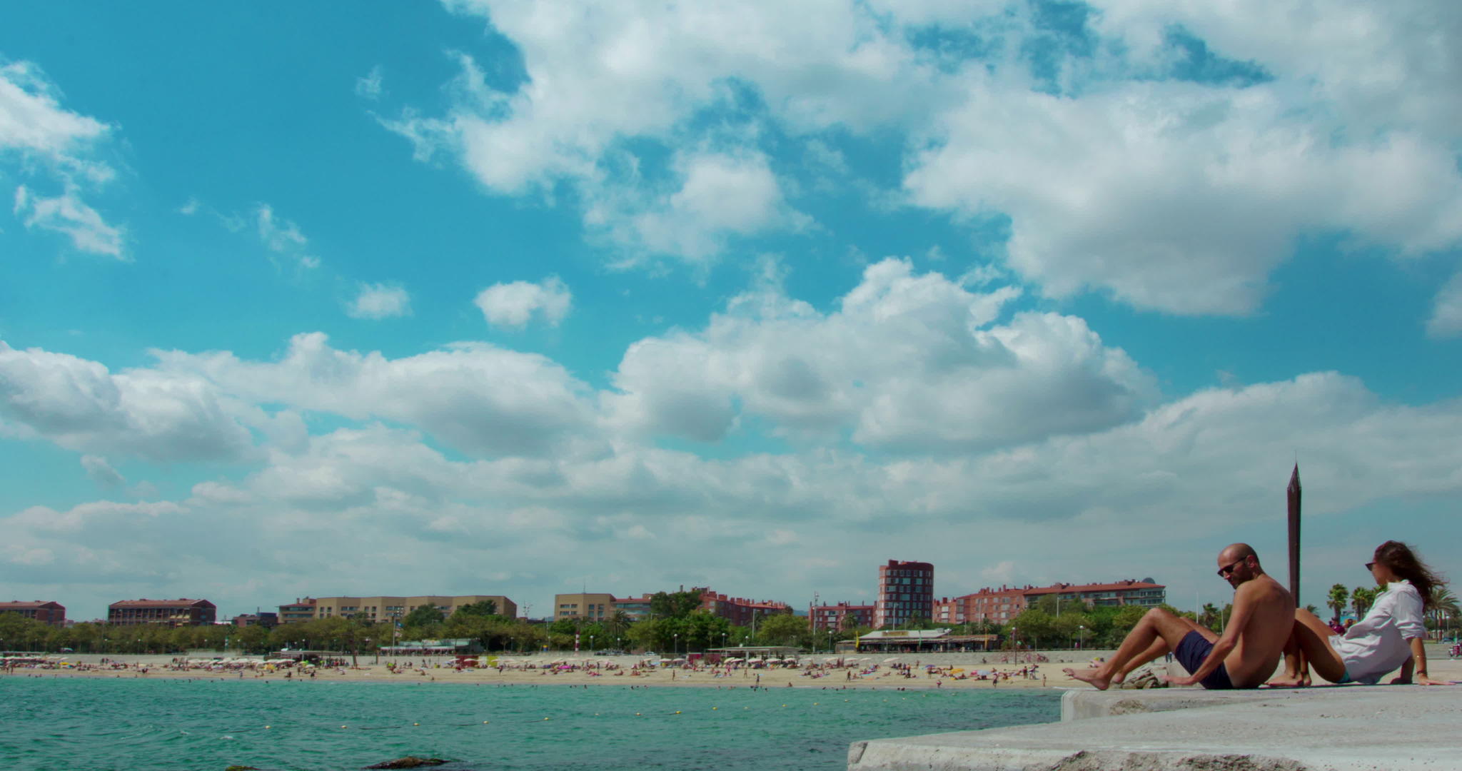 在巴塞罗那的海滩上白云在蓝色的海上消失了视频的预览图