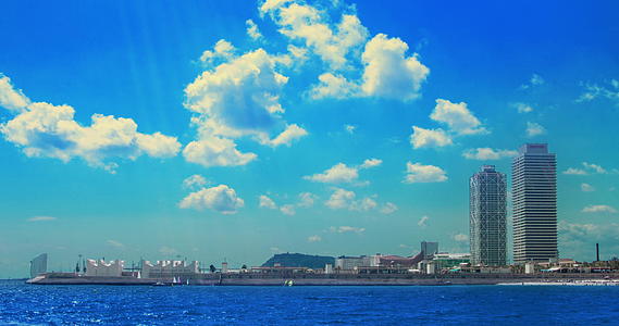 海边摩天大楼上空的云层蓝海上的白云时间折叠视频的预览图